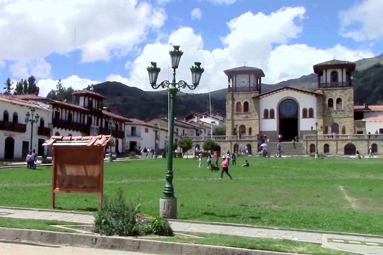 La plaza Ugo de Censi o plaza de Armas de Chacas