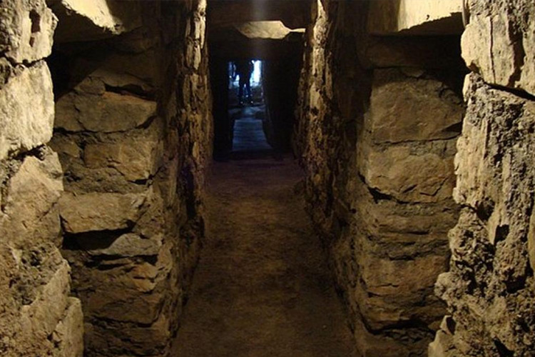 Túneles subterráneos dentro del templo de Chavin de Huantar.