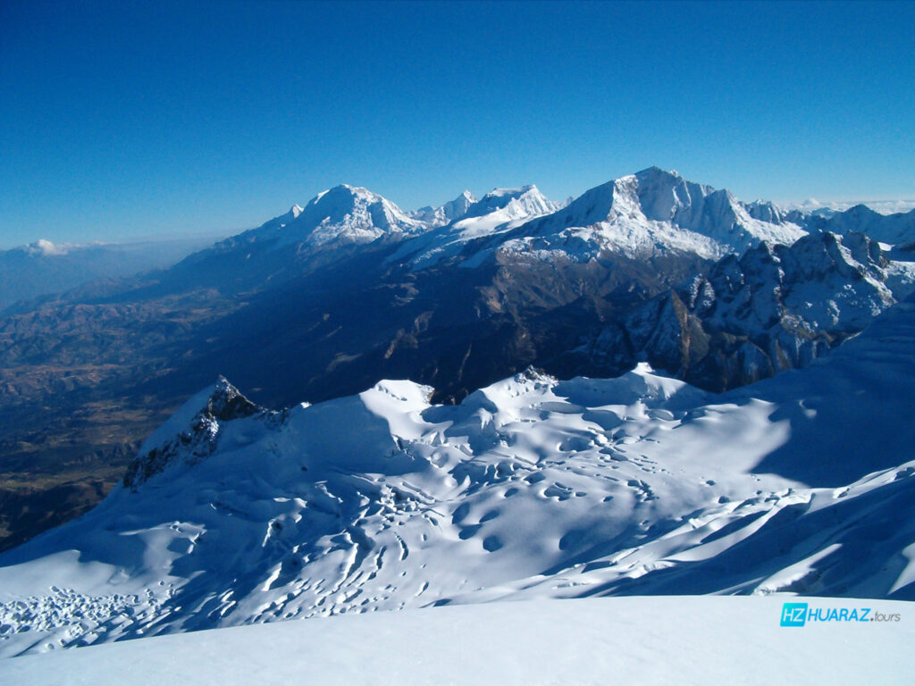 Vista de la Cordillera Blanca desde la cumbre de Vallunaraju